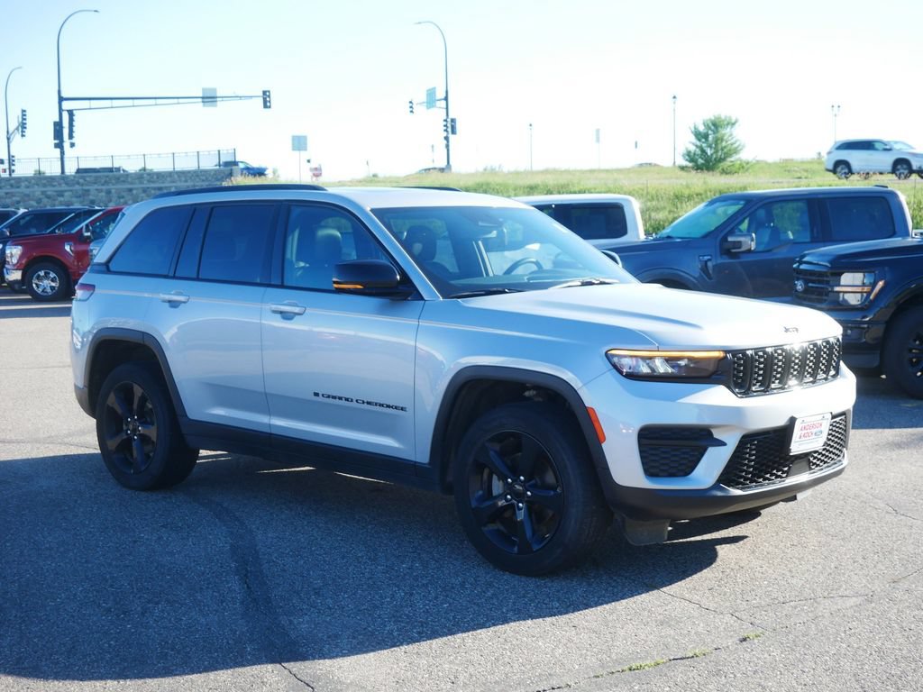 Used 2024 Jeep Grand Cherokee Altitude AWD/4WD image 4
