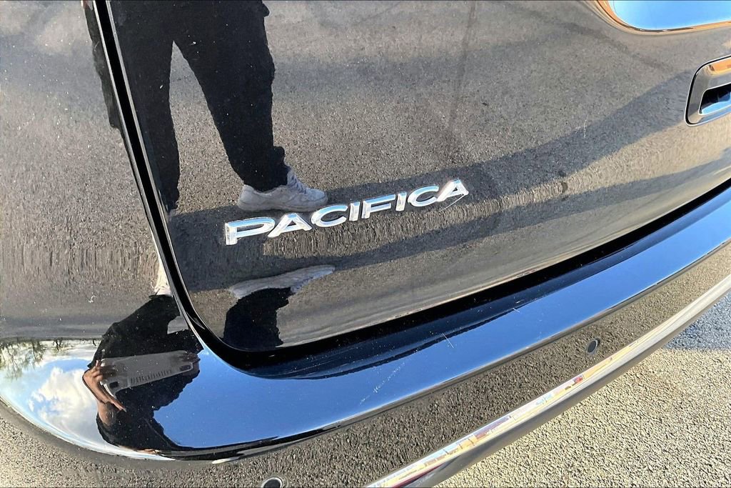 Used 2024 Chrysler Pacifica Limited FWD image 8