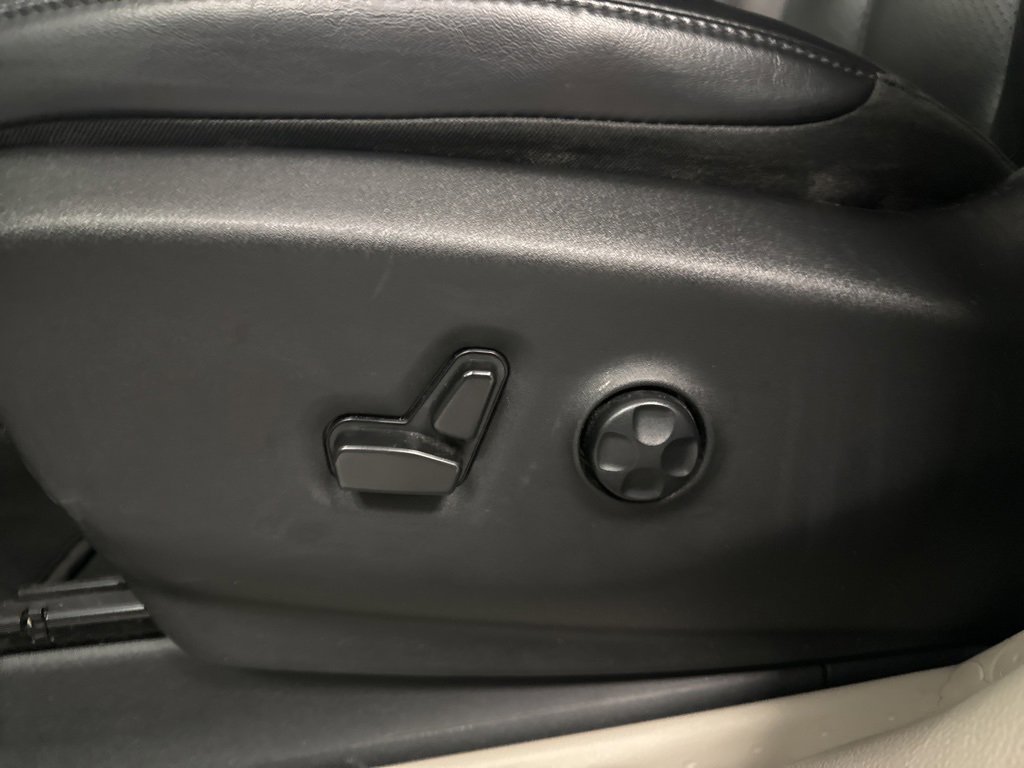 Used 2023 Chrysler Pacifica Touring-L image 21