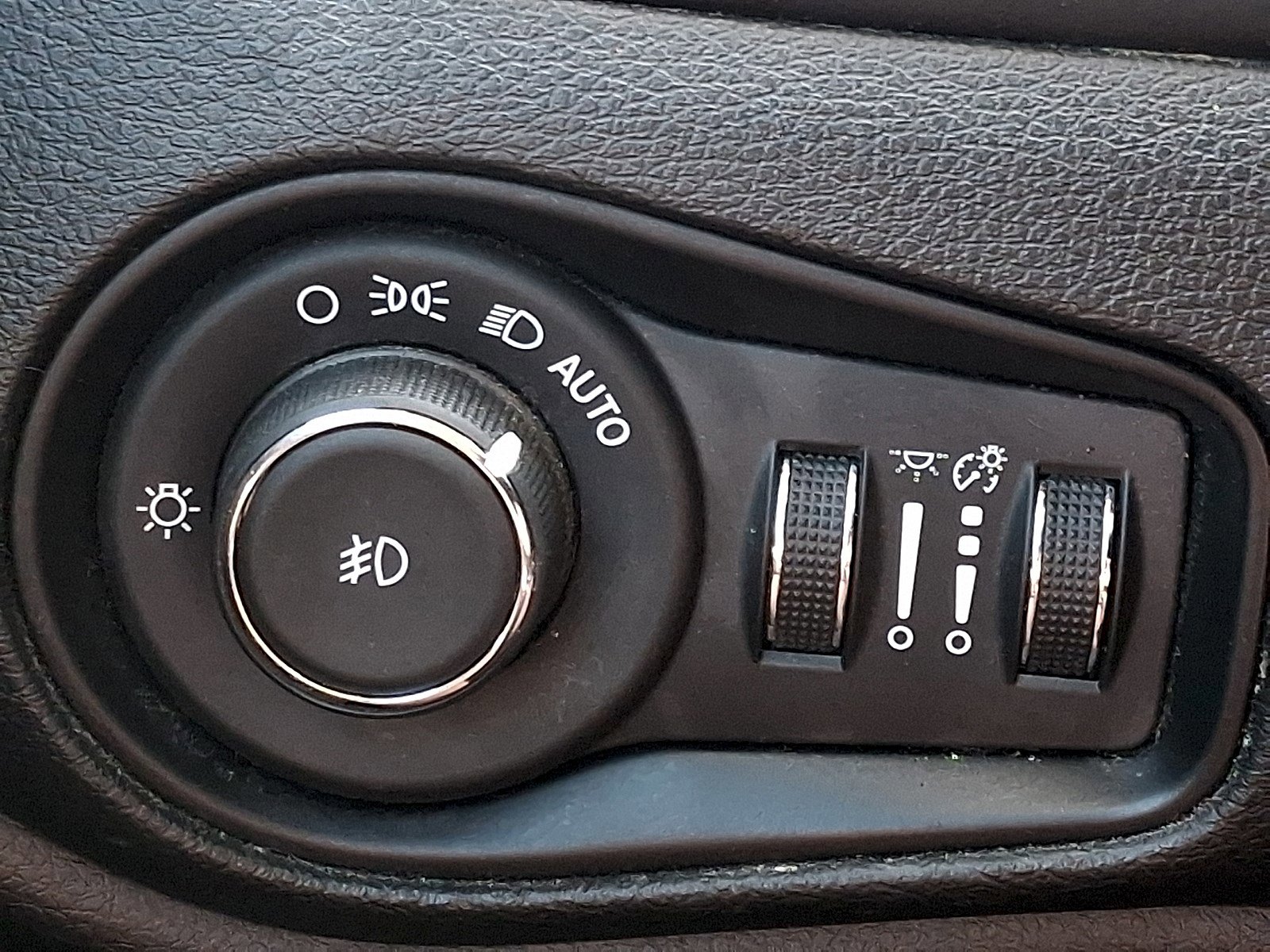 Used 2018 Jeep Renegade Latitude FWD image 24