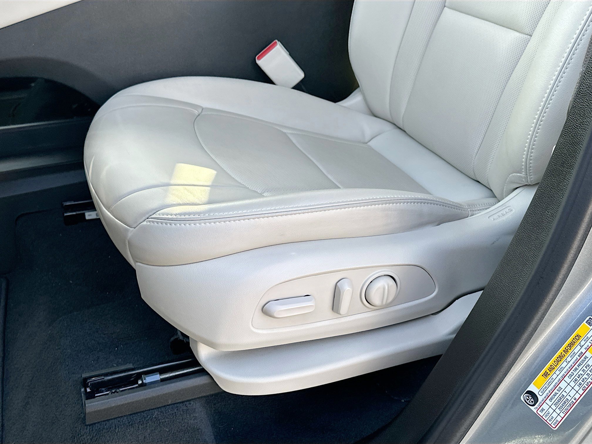 Used 2024 Buick Enclave Essence image 18