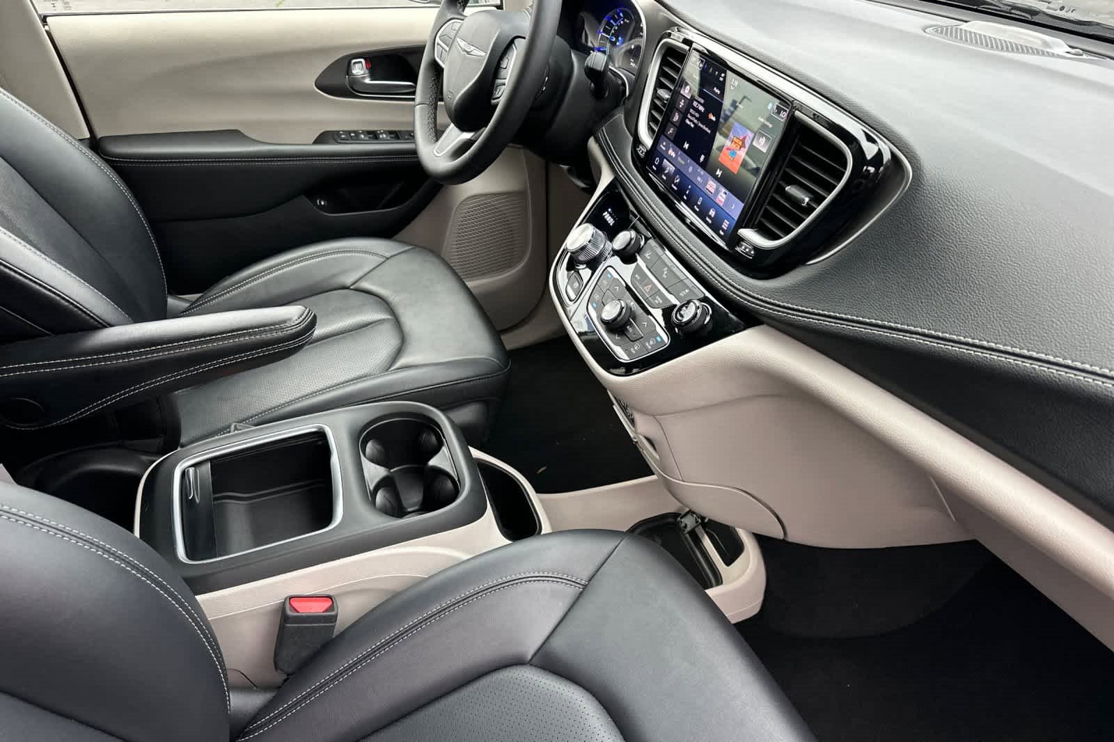 Used 2024 Chrysler Pacifica Select image 18