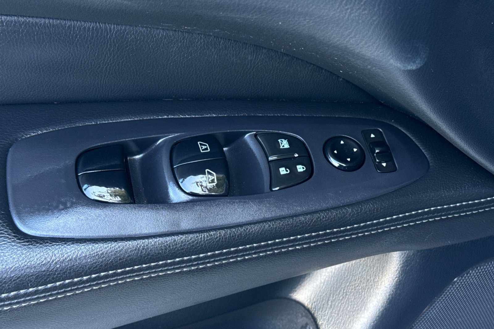 Used 2020 Nissan Pathfinder SL FWD image 11
