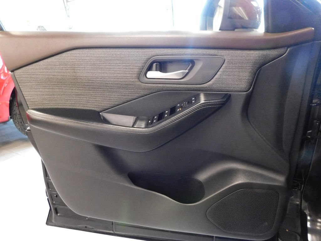 Used 2023 Nissan Rogue SV FWD image 11