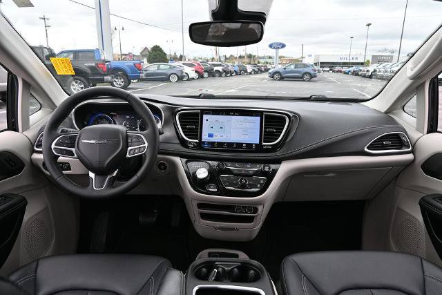 Used 2024 Chrysler Pacifica Touring-L AWD/4WD image 29