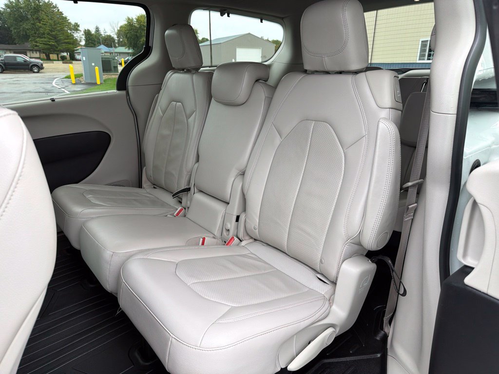 Used 2018 Chrysler Pacifica Touring-L w/ Tire & Wheel Group FWD image 13