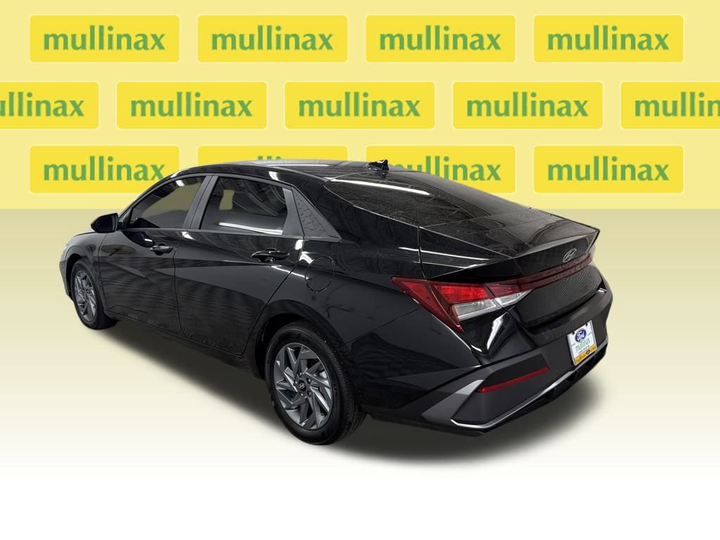 Used 2024 Hyundai Elantra SEL image 3