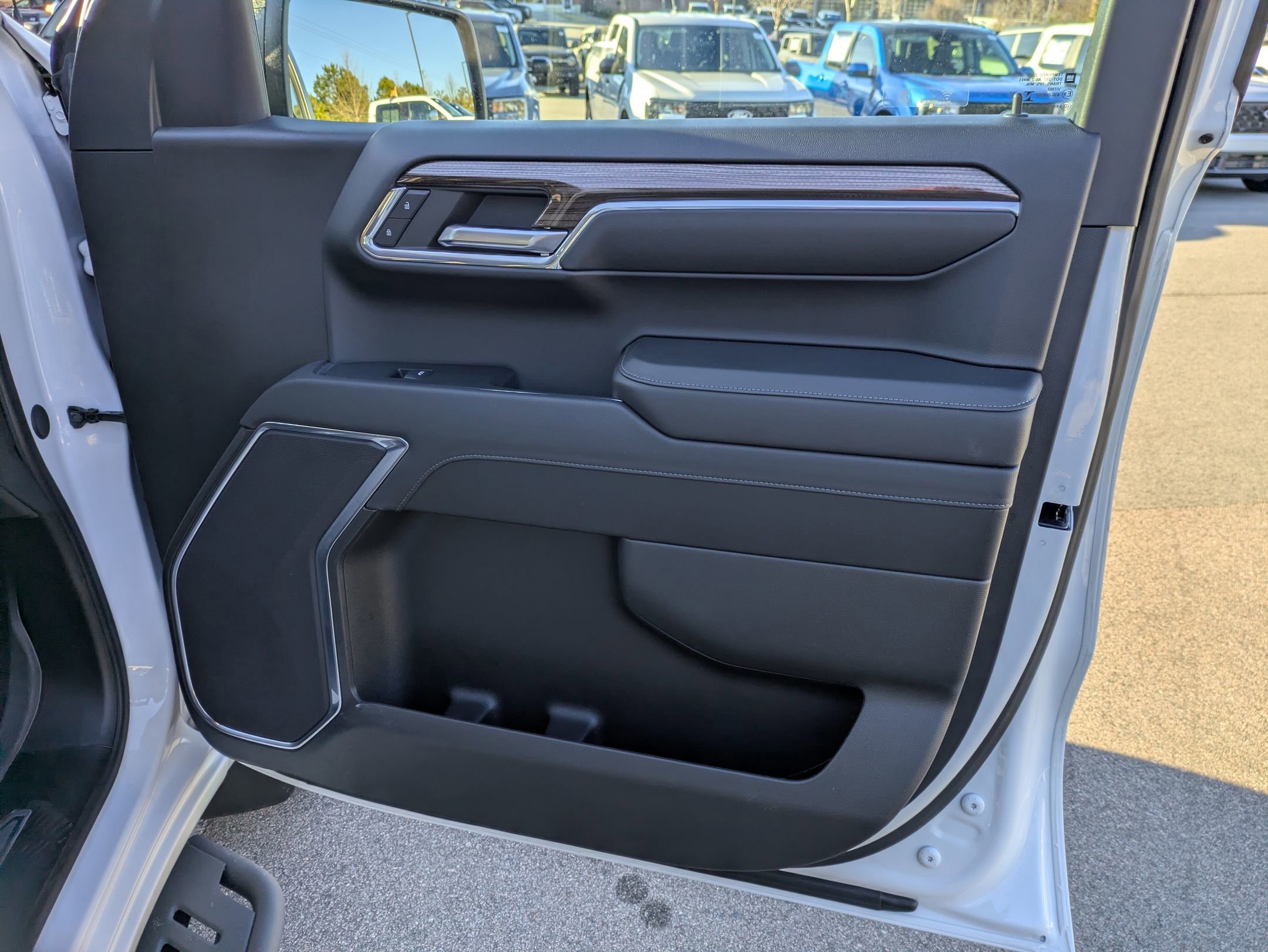 Used 2024 Chevrolet Silverado 1500 LT image 40