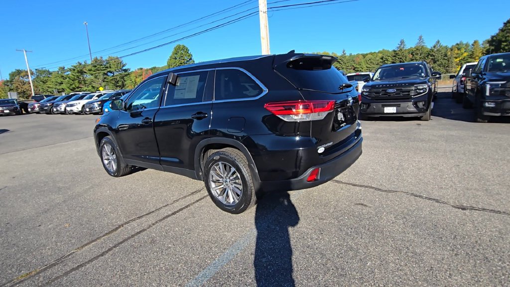 Used 2019 Toyota Highlander XLE w/ Carpet Mat Package (TMS) AWD/4WD image 18
