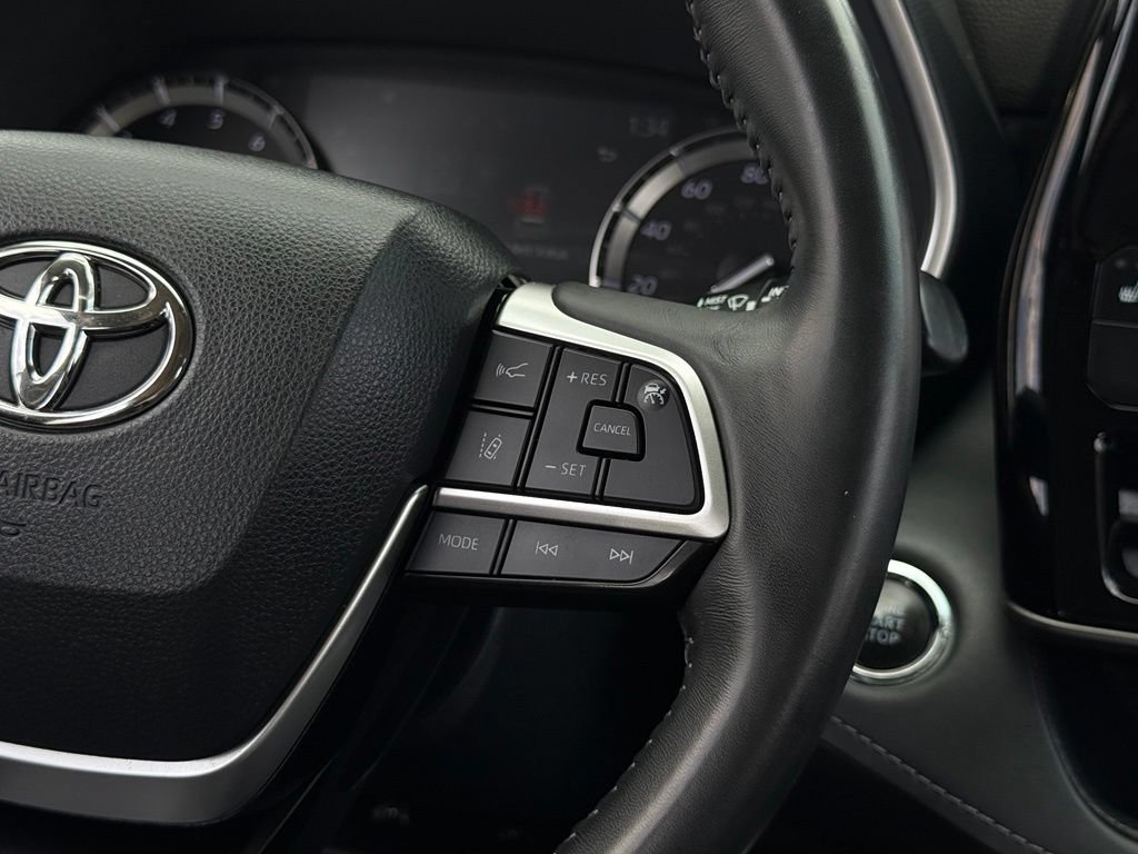 Used 2022 Toyota Highlander XLE AWD/4WD image 10