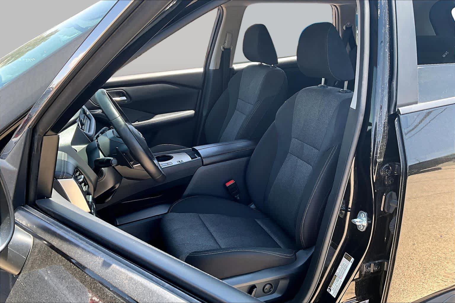 Used 2025 Nissan Rogue SV FWD image 8