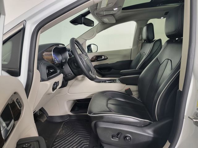 Used 2023 Chrysler Pacifica Limited AWD/4WD image 13