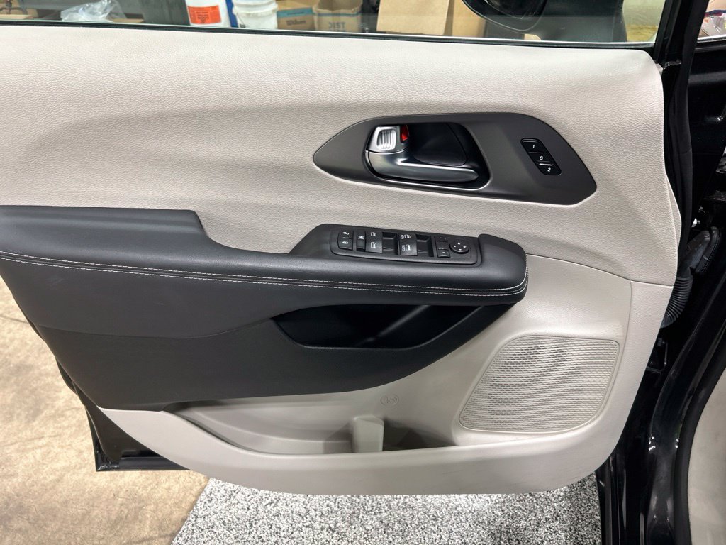Used 2023 Chrysler Pacifica Touring-L FWD image 14