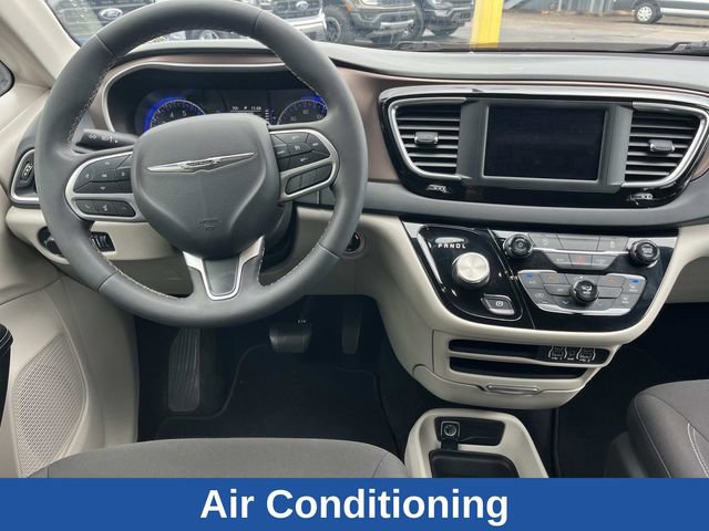Used 2022 Chrysler Voyager LX FWD image 16