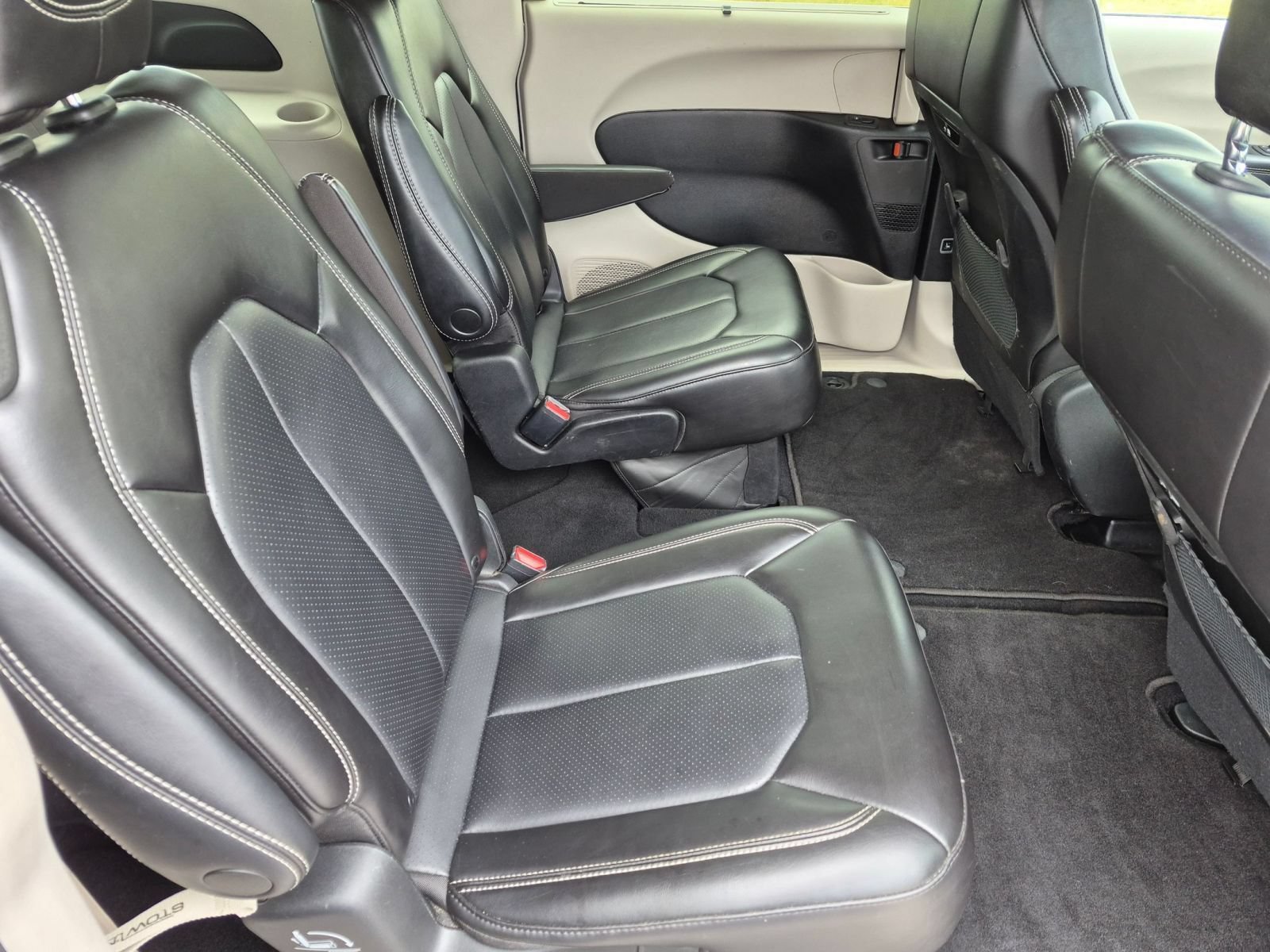 Used 2023 Chrysler Pacifica Touring-L FWD image 28