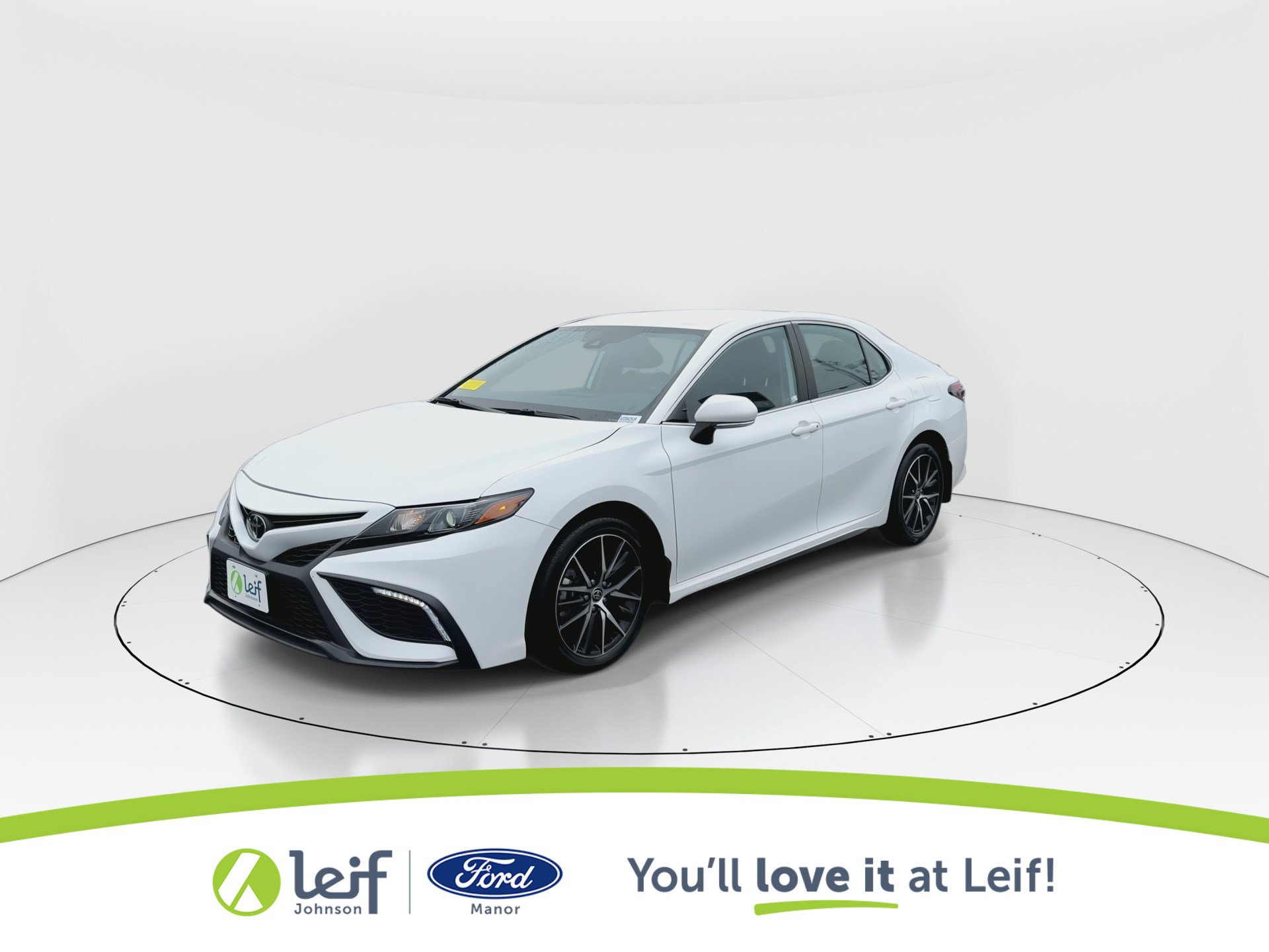 Used 2024 Toyota Camry SE image 4