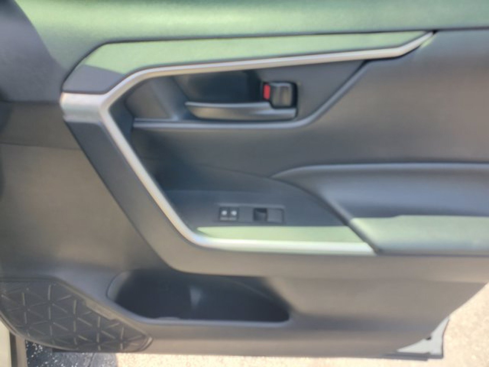 Used 2020 Toyota RAV4 LE FWD image 33