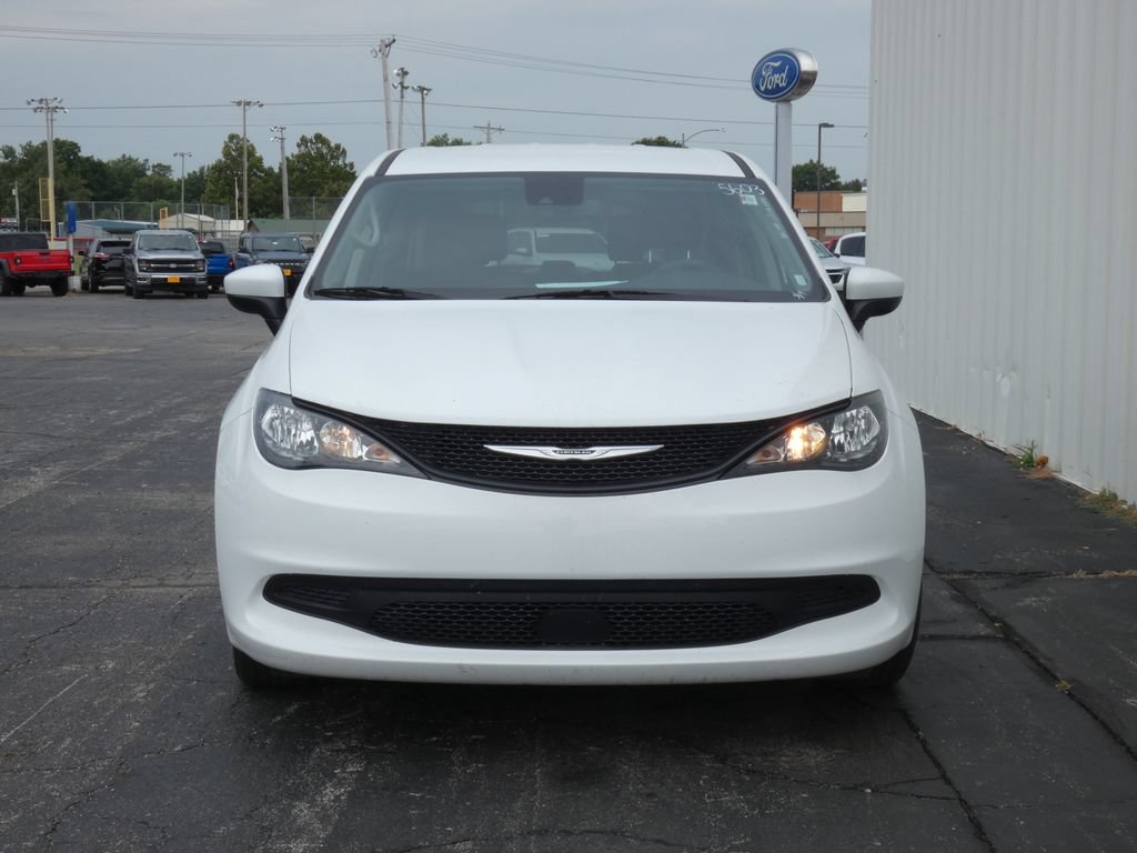 Used 2023 Chrysler Voyager LX FWD image 4
