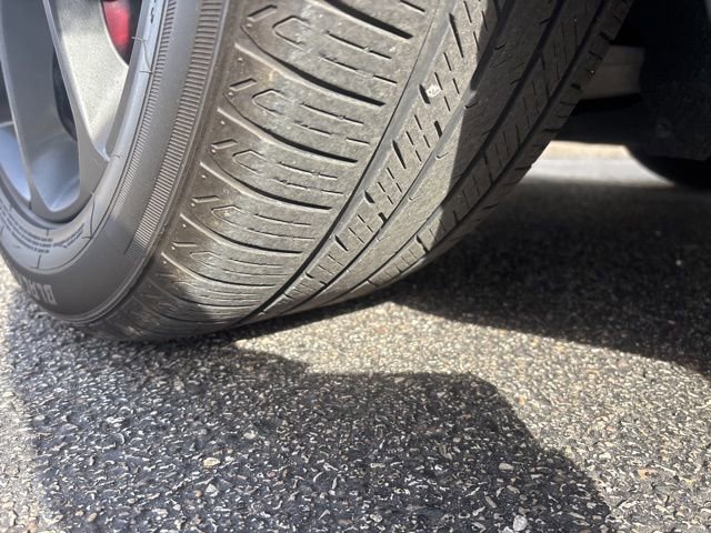 Used 2023 Chrysler Pacifica Limited w/ Uconnect Theater Family Group image 9