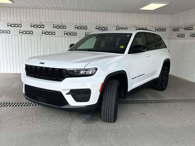 Used 2025 Jeep Grand Cherokee Altitude AWD/4WD image 4
