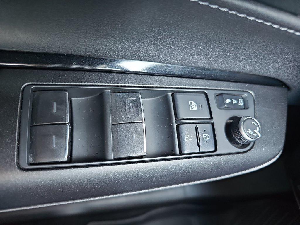Used 2021 Toyota Venza LE AWD/4WD image 26