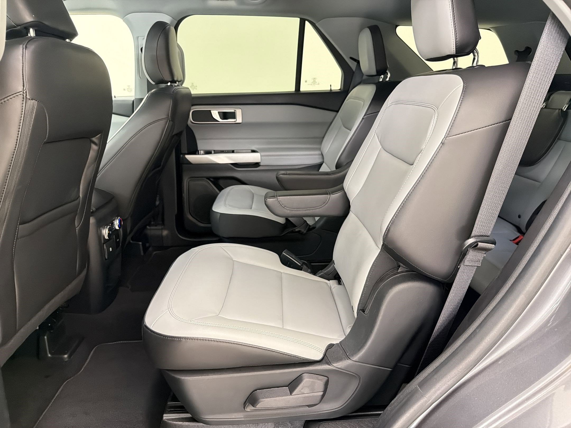 Certified 2021 Ford Explorer XLT w/ Equipment Group 202A RWD image 15