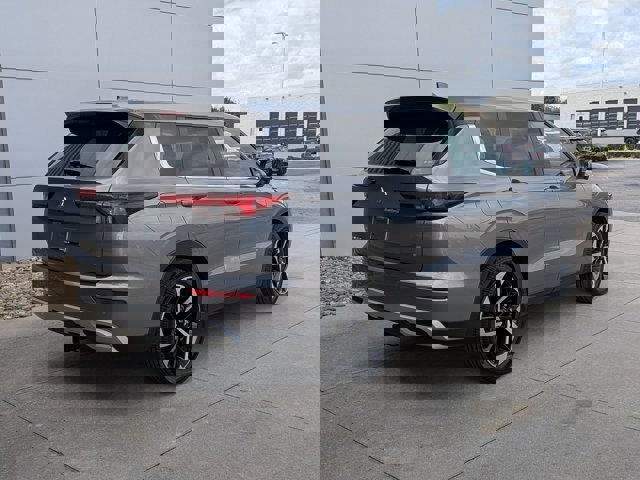 Used 2022 Mitsubishi Outlander SE image 4