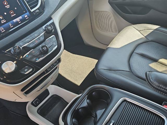 Used 2024 Chrysler Pacifica Touring-L FWD image 23