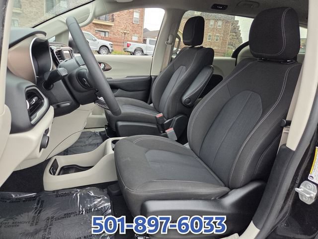 Used 2022 Chrysler Voyager LX FWD image 9