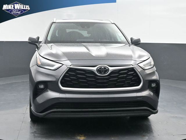 Used 2022 Toyota Highlander XLE FWD image 2