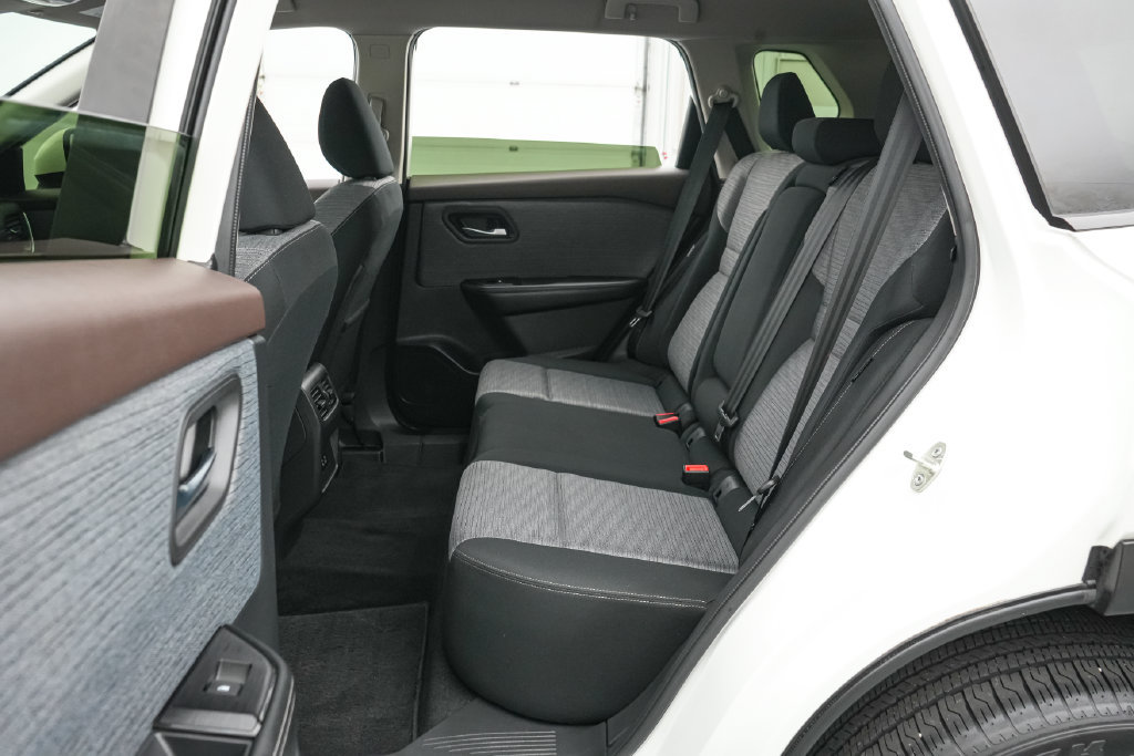 Used 2023 Nissan Rogue SV AWD/4WD image 18