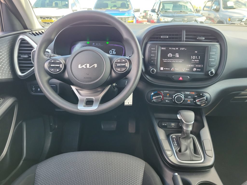 Used 2025 Kia Soul LX w/ LX Technology Package FWD image 12