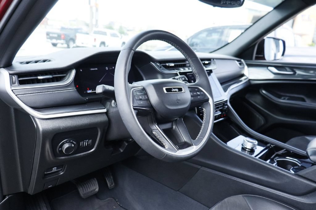 Used 2023 Jeep Grand Cherokee Laredo RWD image 3