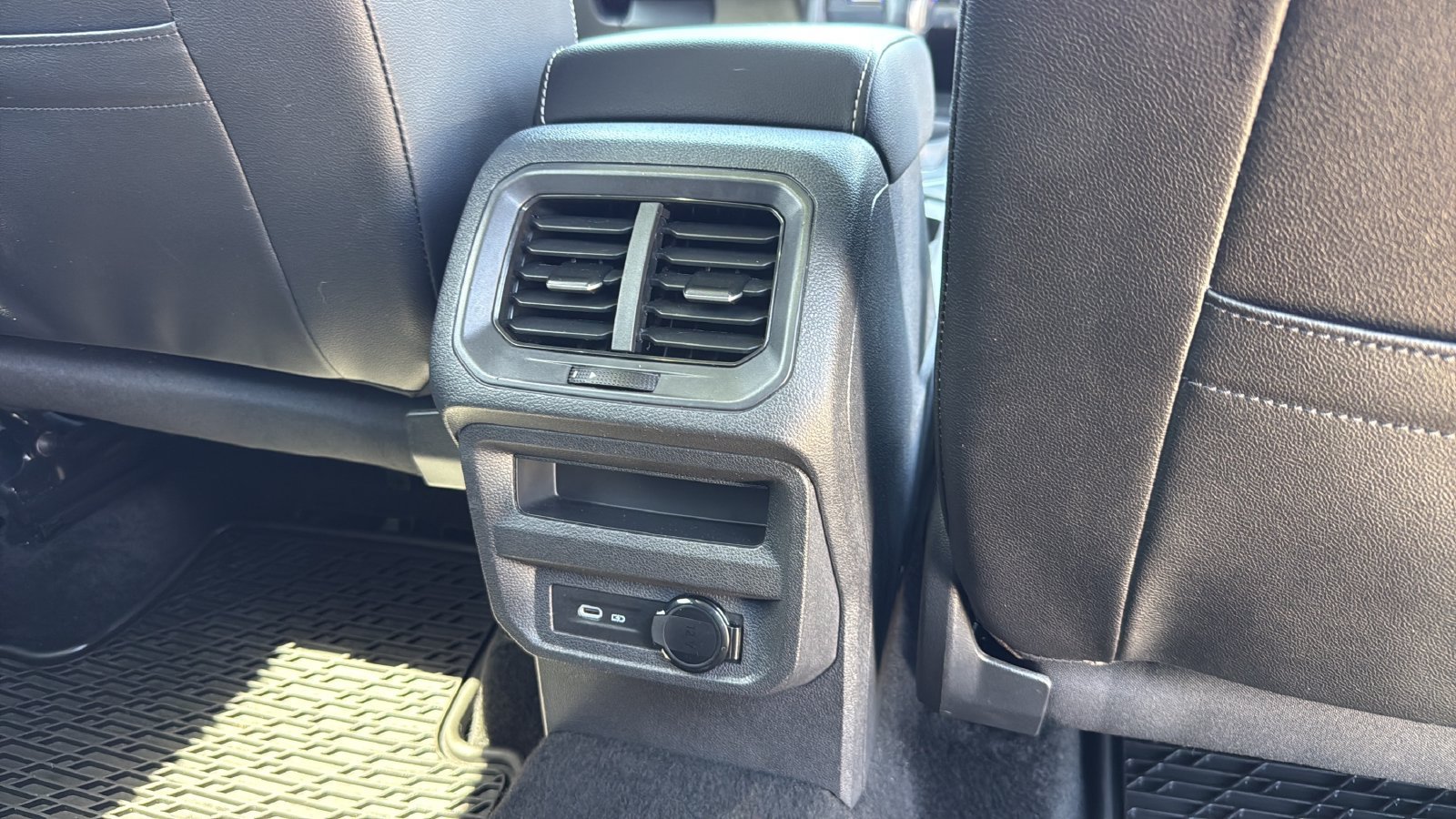 Used 2024 Volkswagen Tiguan SEL R-Line AWD/4WD image 27