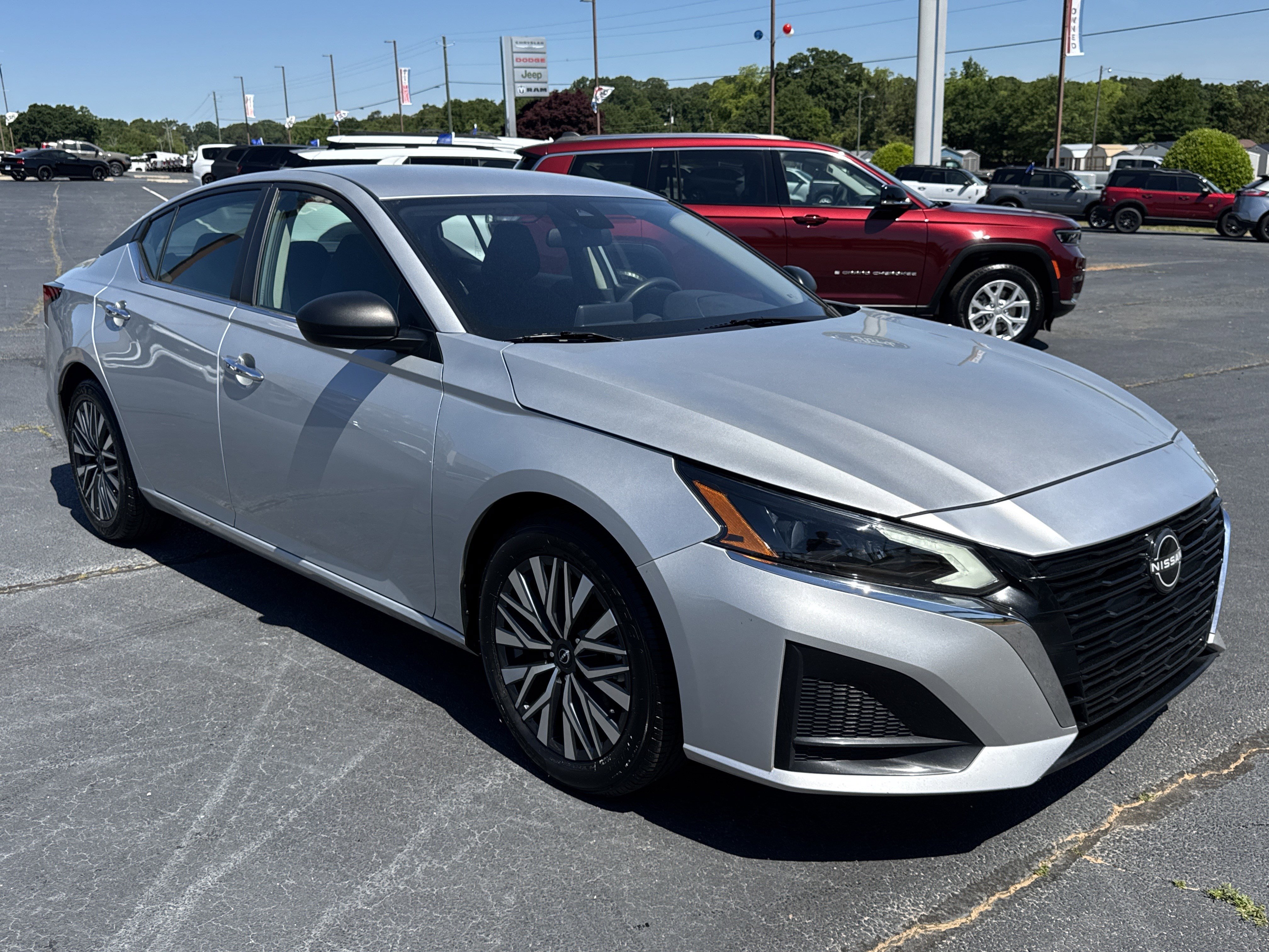 Used 2024 Nissan Altima 2.5 SV FWD image 4