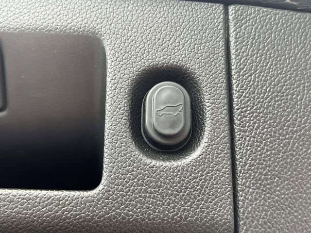 Used 2018 GMC Yukon SLT w/ Premium Edition AWD/4WD image 11