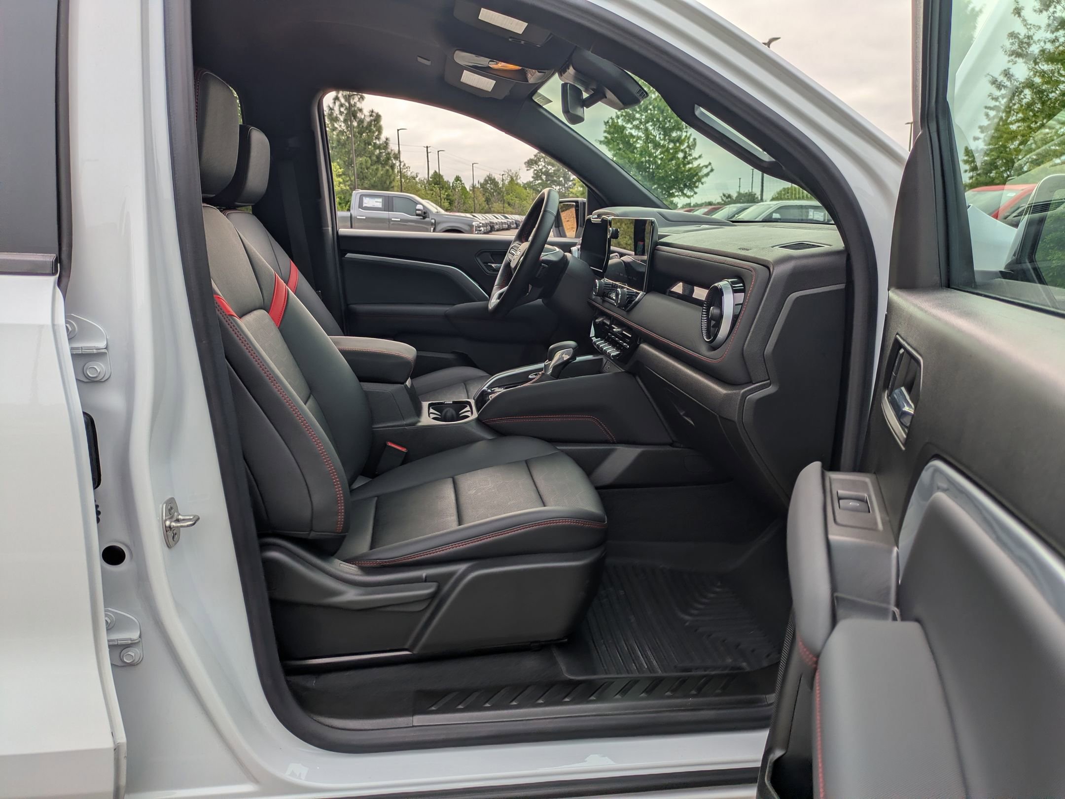 Used 2024 Chevrolet Colorado Z71 w/ Z71 Convenience Package 2 AWD/4WD image 36