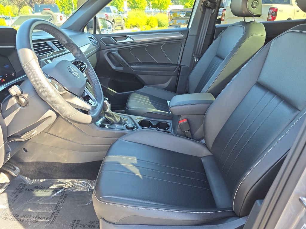 Used 2024 Volkswagen Tiguan SE R-Line AWD/4WD image 5