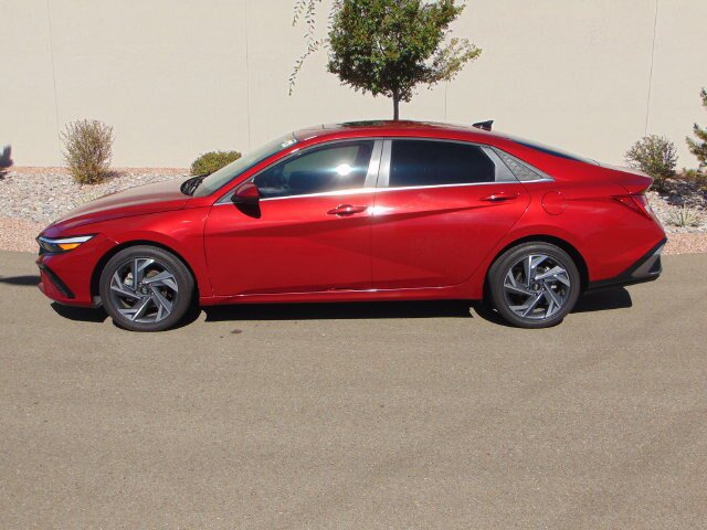 Used 2025 Hyundai Elantra SEL FWD image 3