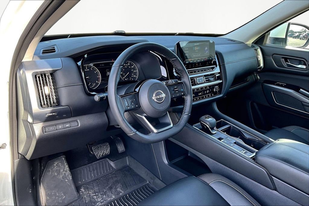 Used 2024 Nissan Pathfinder SL FWD image 14