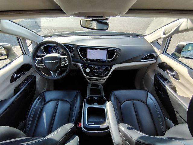 Used 2023 Chrysler Pacifica Touring-L FWD image 2