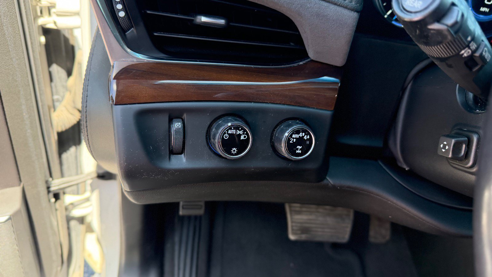 Used 2019 Cadillac Escalade ESV Luxury AWD/4WD image 34