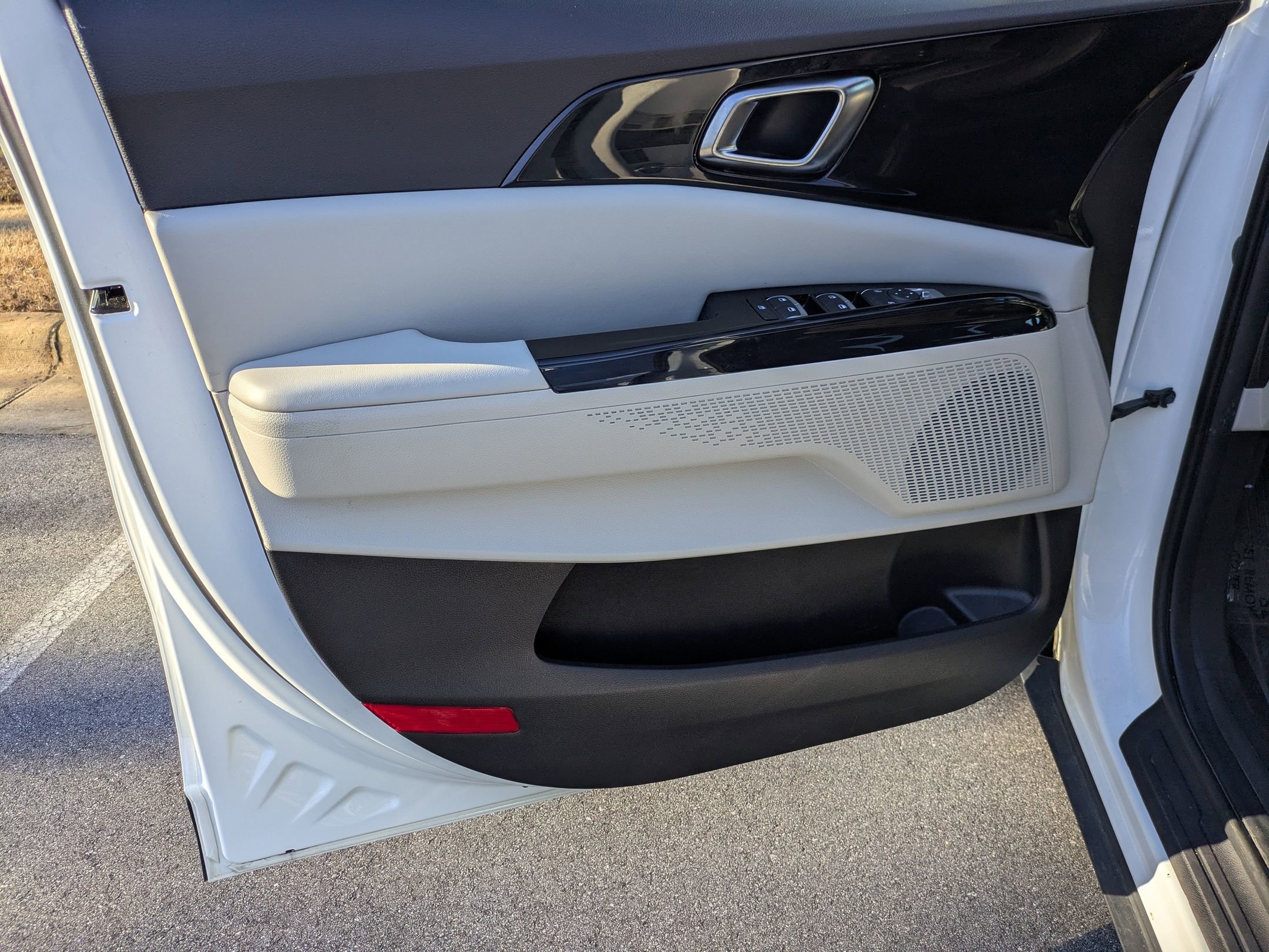 Used 2024 Kia Carnival EX image 10