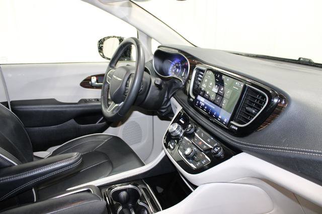 Used 2023 Chrysler Pacifica Limited FWD image 33