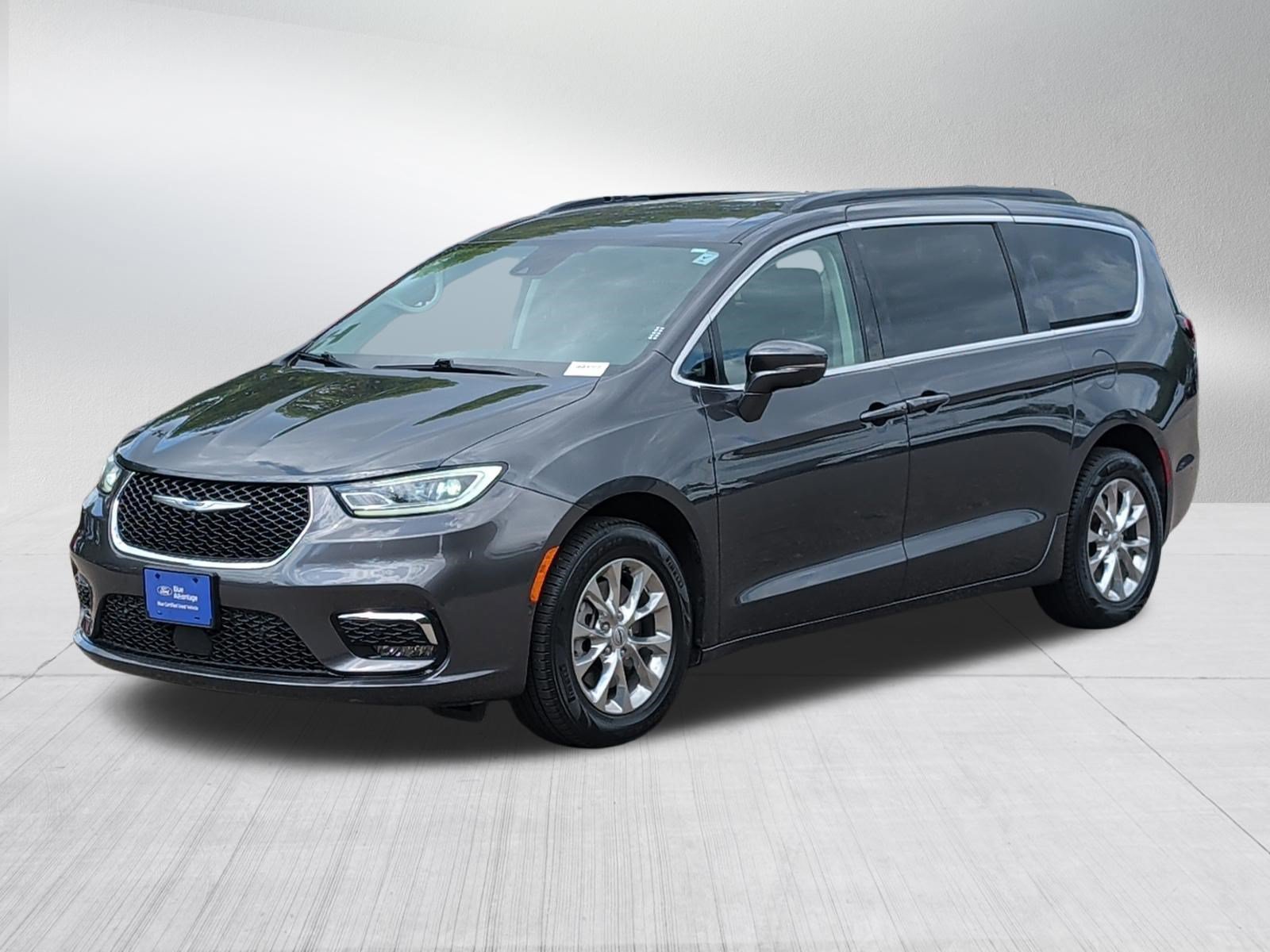 Used 2022 Chrysler Pacifica Touring-L w/ Uconnect Theater Family Group AWD/4WD image 3