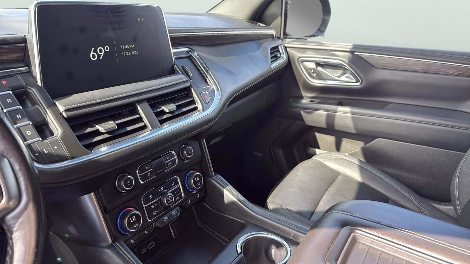 Used 2022 Chevrolet Suburban Z71 w/ Luxury Package image 18