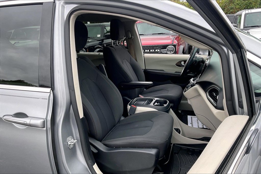 Used 2019 Chrysler Pacifica Touring Plus w/ Cold Weather Group FWD image 6
