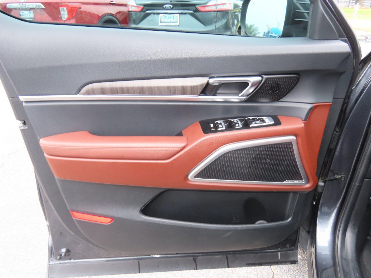 Used 2024 Kia Telluride EX w/ EX Captain's Chair Package image 25