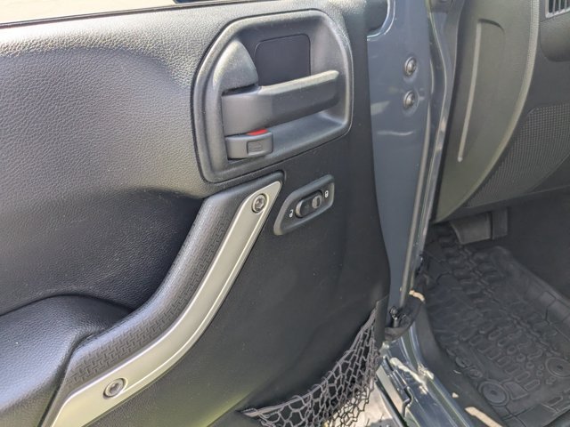 Used 2017 Jeep Wrangler Unlimited Sahara w/ Connectivity Group AWD/4WD image 12