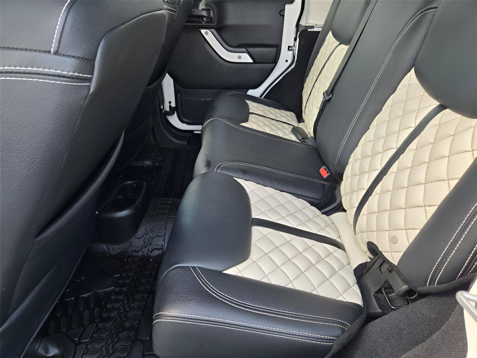 Used 2017 Jeep Wrangler Unlimited Rubicon w/ Connectivity Group AWD/4WD image 28